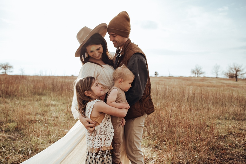mom and dad with kids captured during golden hour by bella luna photography