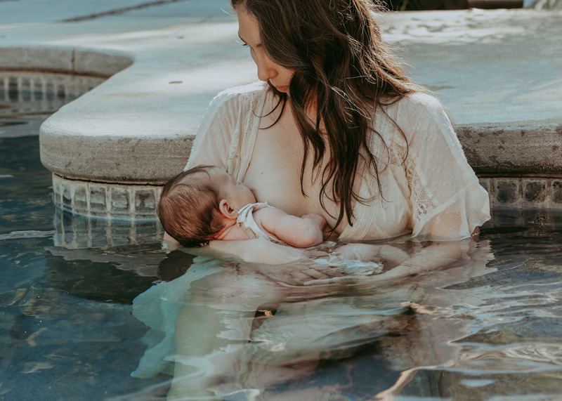 mom breastfeeding a baby during a golden hour family session in Leesburg VA by Bella Luna Photography